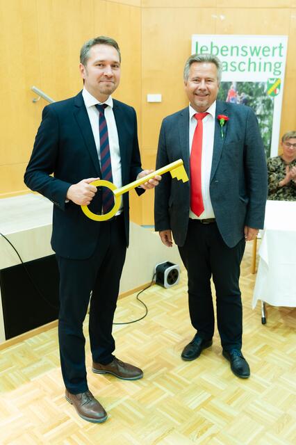 Generationswechsel: Markus Hofko übernimmt den Rathausschlüssel von Alt-Bürgermeister Peter Mair. | Foto: R. Ebenbichler