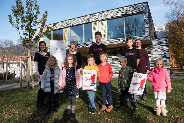 Der Boys’ Day ist ein Gewinn für alle Beteiligten, sind sich (v.l.) Adrea Karrer (Kindergartenleiterin), Barbara Schett (Referat Pädagogische Beratung und Entwicklung), die beiden Boys’ Day-Teilnehmer Anton Simma und Luis Koppelstätter, Florian Zeiner (Verein “Mannsbilder”/Koordinator von Boys’ Day) und die Kindergartenkinder im KG Innerkoflerstraße sicher.