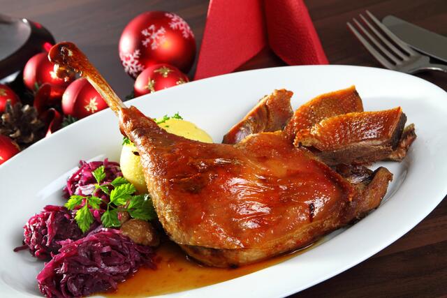 Martinigansl wird typisch mit Rotkraut und Kartoffelknödel gegessen.  | Foto: Fotolia/foodinaire
