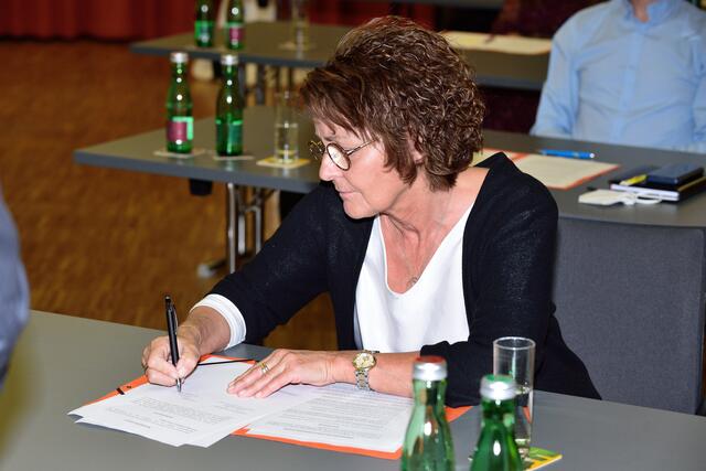 Bezirkshauptmann Mag. Christoph Schweitzer lobte auch die Vizebürgermeisterin Ursula Aigner an. | Foto: Marktgemeinde Wallern/Tr.