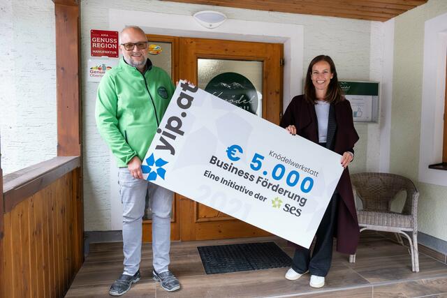 Knödelwerkstatt-Geschäftsführer Werner Dilly erhielt von Jury Mitglied und Head of Marketing bei SES Beatrix Marvan eine Business Föderung über 5.000 Euro.  | Foto: Chris Perkles