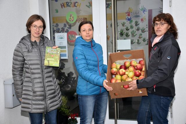 Tag des Apfels 2021 in Pabneukirchen.  Petra Kloibhofer, links,  und Heidi Mitterlehner, rechts,  vom Bauernbund Pabneukirchen brachten am Tag des Apfels für die Kinder des Kindergarten Äpfel. Mitte Kindergartenleiterin Elisabeth Leonhartsberger.  | Foto: Zinterhof