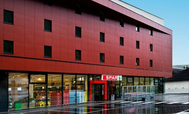 Zwei bewaffnete Täter überfielen die Supermarkt-Filiale bei der nördlichen Orsteinfahrt von Bischofshofen.  | Foto: SPAR