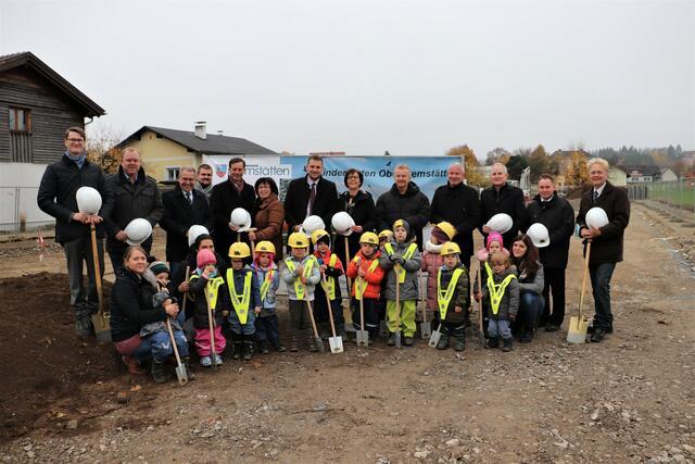 Mit der Politik setzten viele kleine Baumeister den Spatenstich zum neuen Kindergarten in Premstätten. | Foto: Edith Ertl