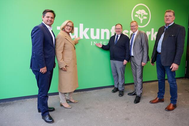 Eröffnung des Zukunftsparks + in Tulln: Wirtschaftsstadtrat Lucas Sobotka, Landeshauptfrau Johanna Mikl-Leitner, Finanzstadtrat Harald Schinnerl, Gesellschafter Werner Beutelmeyer und Geschäftsführer Franz Wöss (v.l.n.r.)
  | Foto: Karin Zeiler