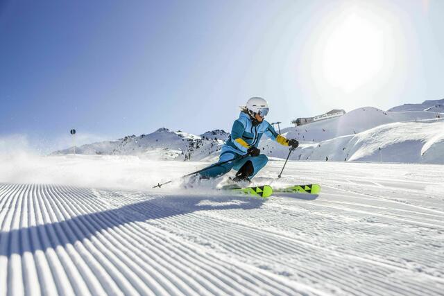 Der Wintertourismus ist bis dato nicht unbedingt klimafreundlich. Doch zahlreiche Anbieter von Unterkünften, sogar ganze Skigebiete und Regionen, achten bereits auf Nachhaltigkeit und Umweltschutz im Skiurlaub.