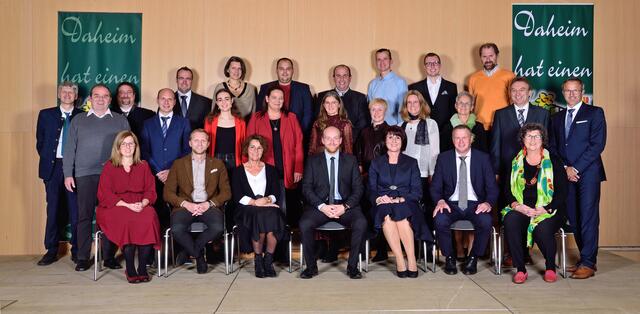 Der neu gewählte Gemeinderat der Marktgemeinde Wallern/Tr.:
1. Reihe: v.l.n.r. GV Birgit Reiter, GV Dr. Christian Mallinger, Vbgm.in Ursula Aigner, Bgm. Dominik Richtsteiger, GV II.LT-Präs.in Sabine Binder, GV Hermann Panagger, GV Regina Ritz
2. Reihe: v.l.n.r. GR Ing. Erik Trautenberger, GR Roland Kaliauer, GR Anna Zechmeister, GR Lisa Rathmayr, GR Manuela Lederer-Saxenhofer, GR Margareta Muggenhuber, GR MMag.a Dr.in Barbara Pflüglmayer, GR Elisabeth Wöhs, GR Christian Bachmair, AL Rudolf Stich
3. Reihe: v.l.n.r. GR Andreas Pflüglmayer, GR Markus Mayr, GR Walter Niederhametner, GR MMag.a Ulrike Forstinger, GR Stefan Kaliauer, GR Thomas Schröttenhamer, GR Ing. Florian Eigelsberger, GR Mag. Lukas Russ, GR DI Stefan Griesser
 | Foto: Marktgemeinde Wallern/Tr.