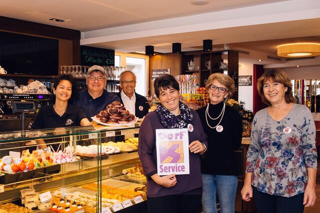 Hubert Rudiferia und sein Team von der Café Konditorei Rudiferia in Gmünd unterstützen das Dorfservice mit einer Krapfen-Aktion.  | Foto: privat