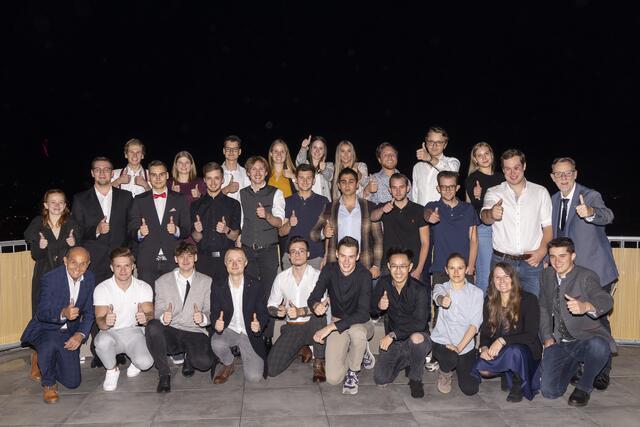 Der neue Fachkräftekoordinator des Landes Tirol Klaus Schuchter (r.) und sein Vorgänger Roland Teissl (l.) freuten sich mit dien ausgezeichneten Nachwuchs-Fachkräften der Tiroler Industrie. | Foto: © WK Tirol/Die Fotografen