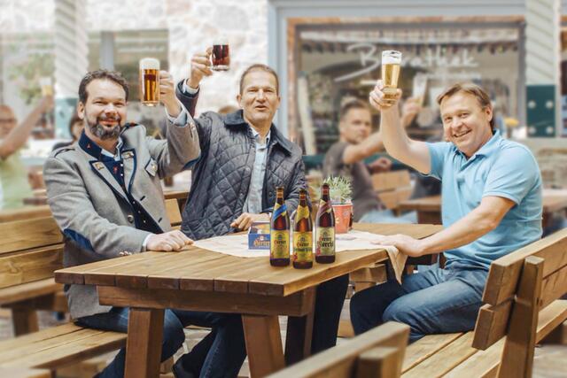 Niki Riegler, Klaus Möller und Raimund Linzer lassen sich die prämierten Bierspezialitäten der Hirter Brauerei schmecken. | Foto: Privatbrauerei Hirt