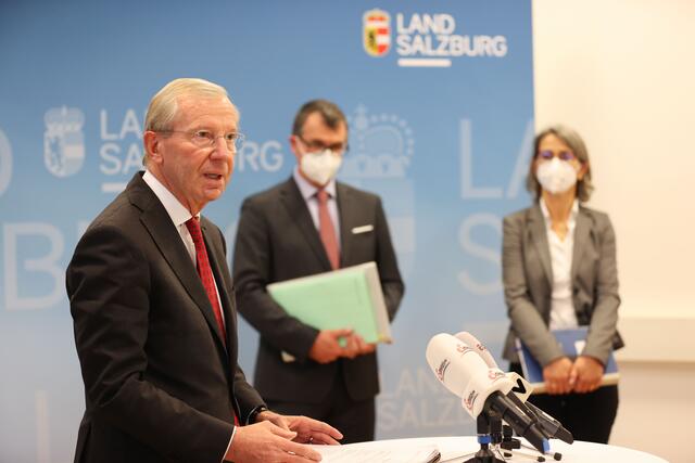 Landeshauptmann Wilfried Haslauer, Rainer Pusch, Impfkoordinator des Landes und Petra Juhasz, Landessanitätsdirektorin (v.l.) | Foto: Land Salzburg / Franz Neumayr
