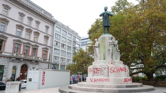 Der Sockel und die Statue wurden beschmiert. Das bleibt fürs Erste auch so, bis künstlerische Maßnahmen gesetzt werden. | Foto: M. Spitzauer