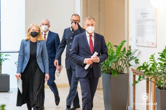 Landeshauptmann Thomas Stelzer, LH-Stellvertreterin Christine Haberlander (beide ÖVP), Primar Bernd Lamprecht (li., hinten) und Landespolizeikommandant Andreas Pilsl (re., hinten).