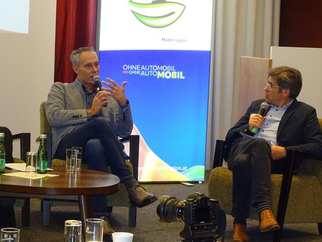 Hannes Mayer (Schmittenhöhebahn AG) bei der Podiumsdiskussion im Gespräch mit Andreas Jäger | Foto: Eike Krenslehner