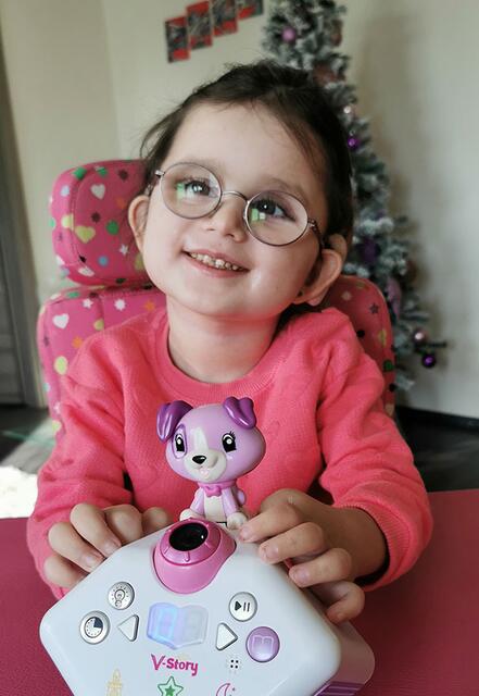 Mia freut sich über ihr Geschenk | Foto: ÖVIZ