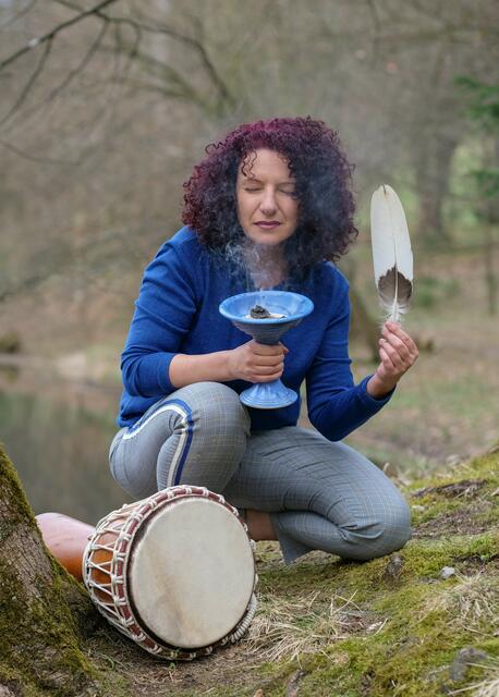 Räucher- und Klangexpertin Annemarie Zobernig lädt am 19. November zu einem Entspannungsabend ins Feuerwehrhaus Erpfendorf. | Foto: privat