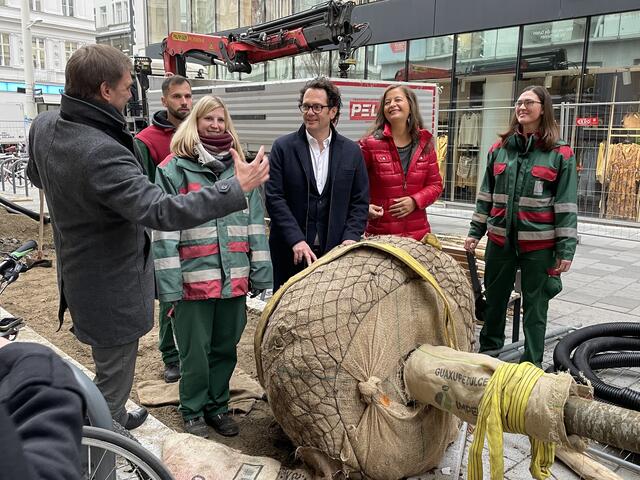 Das Stadtgartenamt ist bei den Baumpflanzungen behilflich und erklärt den Vorgang. | Foto: Nicole Gretz-Blanckenstein
