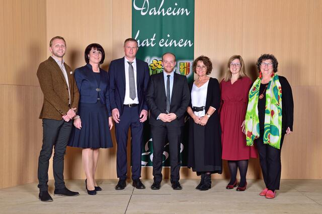 Der neu gewählte Gemeindevorstand der Marktgemeinde Wallern/Tr.:
vlnr: GV Dr. Christian Mallinger, II. LT-Präs.in Sabine Binder, GV Hermann Panagger, Bgm. Dominik Richtsteiger, Vbgm.in Ursula Aigner, GV Birgit Reiter und GV Regina Ritz | Foto: Marktgemeinde Wallern/Tr.