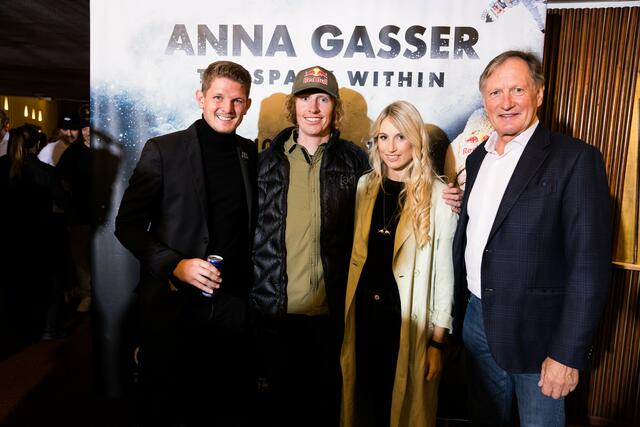 Thomas Morgenstern, Clemens Millauer, Anna Gasser und Franz Klammer vor Filmbeginn.