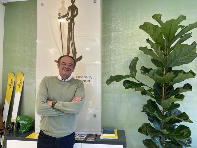 Geschäftsführer Georg Bliem kann trotz der widrigen Umstände lachen, nahm doch die Planai bereits am Freitag den Skibetrieb auf. | Foto: Schneeberger