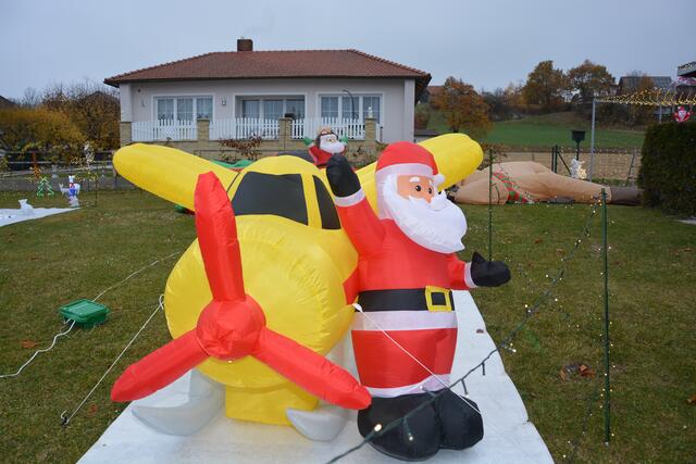 Rund 200 aufblasbare Figuren und Leuchtfiguren können in der Weihnachtswunderwelt Pöllau bestaunt werden.