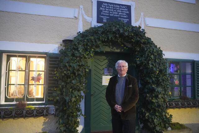 Der Kustos Max Gurtner vor dem Stille Nacht Museum in Arnsdorf. Er führt die Besucher persönlich mit großer Leidenschaft durchs Museum. | Foto: Emanuel Hasenauer