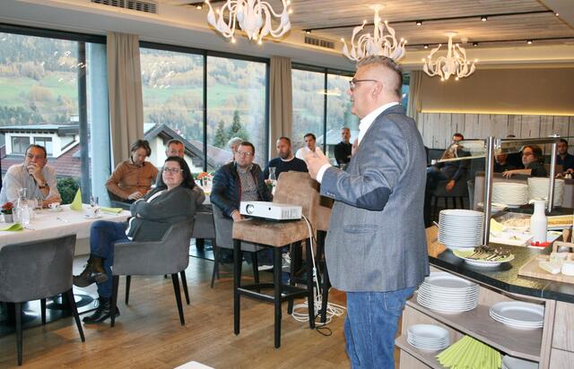 Stefan Garbislander, Leiter der Abteilung Wirtschaftspolitik in der WK Tirol, referierte in Mieders. | Foto: Karin Falschlunger