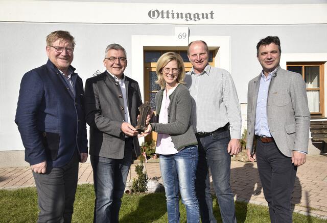 Das Ottinggut in Tamsweg wurde vom Landesverein der Direktvermarkter und der Salzburger Landwirtschaftskammer mit Gold und als Gesamtsieger 2021 mit dem „Theodul“ ausgezeichnet. V. li.: Günther Kronberger (GF Landesverein der Salzburger Direktvermarkter), Landesrat Sepp Schwaiger, Birgit und David Gruber, Landwirtschaftskammerpräsident Rupert Quehenberger. | Foto: LMZ/Neumayr