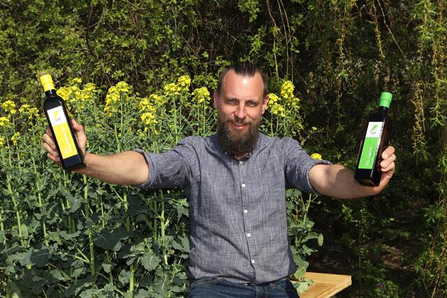 Thomas Raab von der Ölmühle Raab. Das Familienunternehmen aus dem Eferdinger Becken produziert hochwertiges Biospeiseöl. | Foto: Ölmühle Raab
