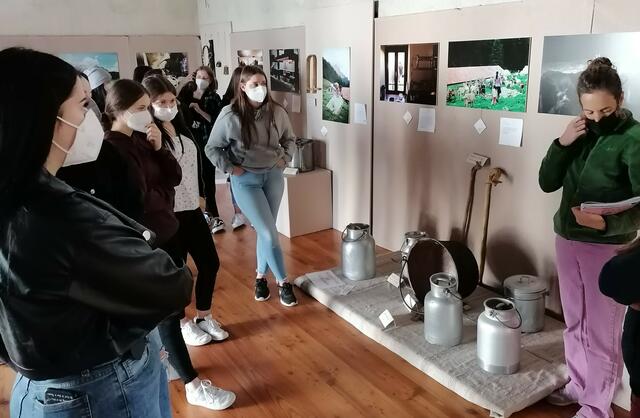 Die Schülerinnen besuchten die Ausstellung „Say Cheese“. | Foto: Daniela Einhauer