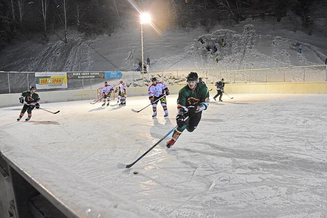 (Archivfoto) Die Dark Green Ravens (in Grün) sind hier zu sehen im Jänner 2019, als sie daheim, gegen den EHC Unken, einen 9:2-Kantersieg einfuhren. | Foto: Peter J. Wieland