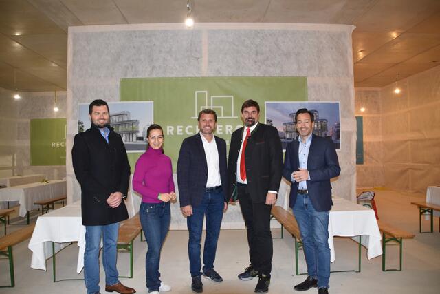 Emil Mackowiak (Geschäftsführer von den Wohnraumsanierern (diewohnraum.at), Johanna Kastner (Marketing bei Rechberger Immobilien GmbH), Claus Rechberger (Gründer und Geschäftsführer Rechberger Immobilien), Bürgermeister Stefan Steinbichler und Vizebürgermeister Andreas Kirnberger. | Foto: Franziska Pfeiffer