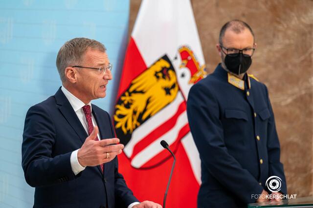 Landeshauptmann Thomas Stelzer, Landespolizeikommandant Andreas Pilsl.
