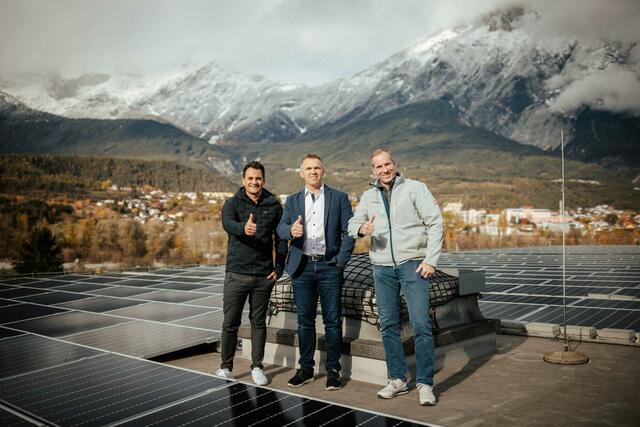 Thomas Höpperger (l.) freut sich mit Florian Jamschek (m.) und Armin Jordan über die neue Photovoltaik-Anlage. | Foto: Höpperger