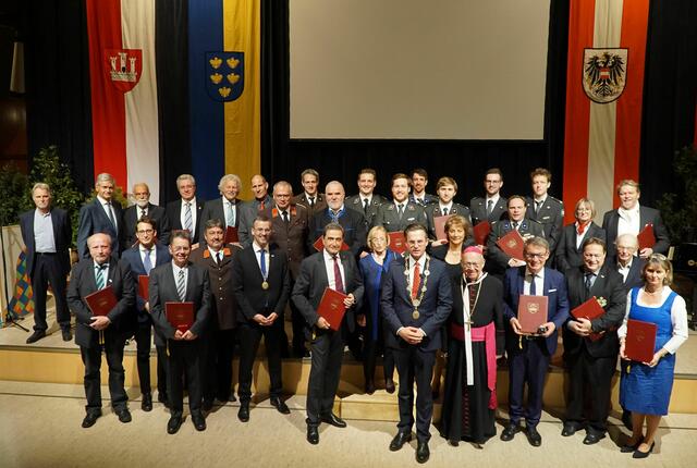 Bei der Festsitzung in der Babenbergerhalle ehrte Bürgermeister Stefan Schmuckenschlager 30 Klosterneuburger sowie den Oberbürgermeister a.D. Guido Till aus Göppingen. | Foto: Stadtgemeinde Klosterneuburg / Zibuschka