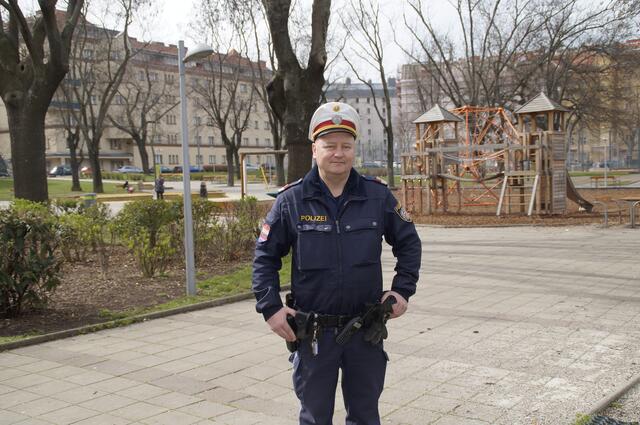 Martin Wenzigg auf Streife im Steinbauerpark.