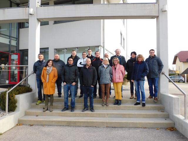 ÖGB-Regionalsekretärin Michaela Feichtenschlager (2. v. l.) und ÖGB-Regionalsekretär Klaus Pachner (r.) mit den Absolventen des Betriebsrätekurses. | Foto: ÖGB Braunau