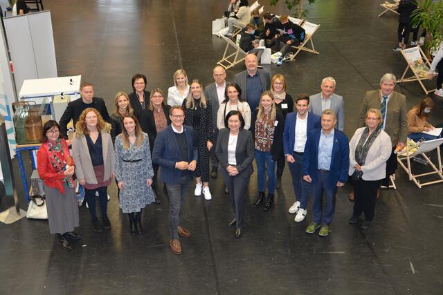 Veranstalter und Ehrengäste der 8. Bildungs- und Berufsmesse in der Stadtwerke-Hartberg-Halle, an der Spitze Bgm. Marcus Martschitsch und Bildungsdirektorin Elisabeth Meixner.