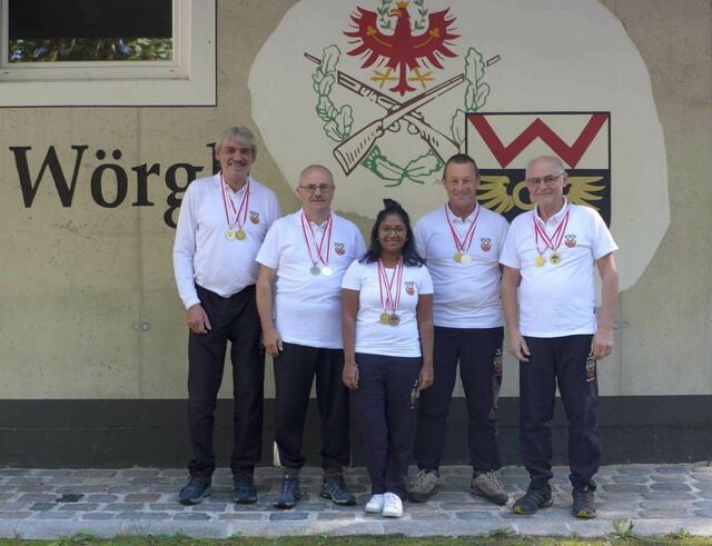 v.li.: Dieter Fleckinger, Martin Weiskopf, Amita Entner, Günther Thaler, Mannschaftsführer Reinhard Entner.