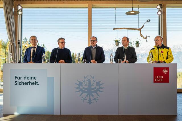 Am 12. November 2021 besuchte Bundeskanzler Alexander Schallenberg (m.r.) im Rahmen seines Bundesländertags in Tirol die Blackout Übung mit anschließender Pressekonferenz. Im Bild (v.l.n.r.) Tiwag Vorstandsvorsitzender Mag. Dr. Erich Entstrasser, Landeshauptmann Günther Platter, Bundeskanzler Alexander Schallenberg, LH Stellvertreter Josef Geisler und Elmar Rizzoli | Foto: Florian Schrötter, BKA