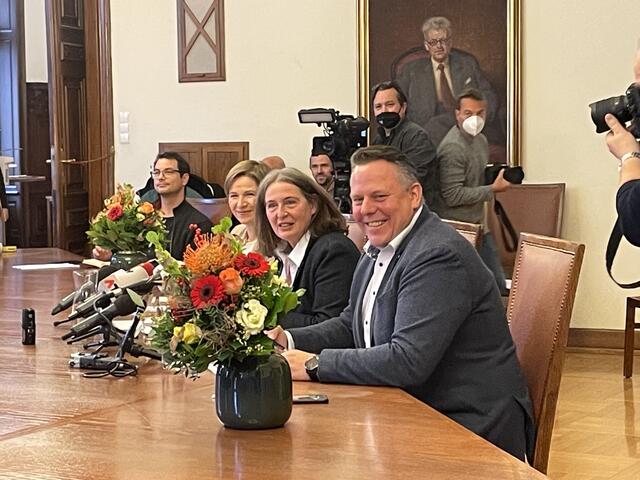 Strahlende Gesichter: Judith Schwentner, Elke Kahr und Michael Ehmann (v. l.) verkündeten heute die KPÖ-Grüne-SPÖ-Koalition in Graz. | Foto: Regionalmedien Steiermark