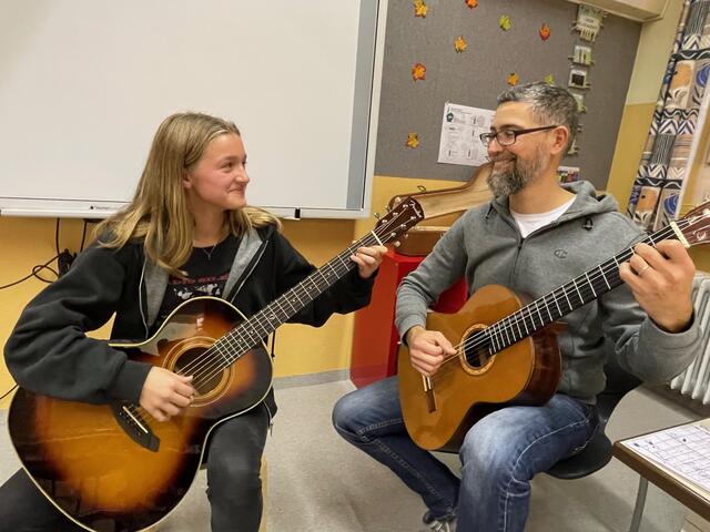 Sie musizieren auf einer Wellenlänge: Marian Kolarik und seine talentierte Schülerin Anouk Beinstein.  | Foto: KK