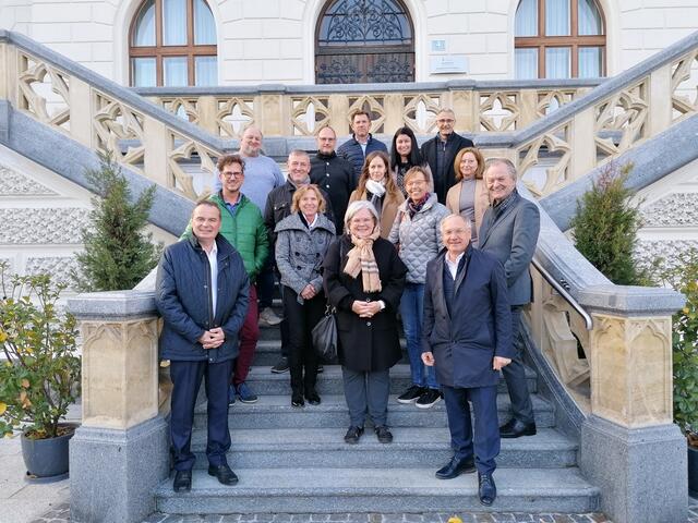 Die Erasmus-Koordinatoren aus den steirischen Berufsschulen mit Feldbachs Berufsschuldirektor Franz Winkler (l.) und Bürgermeister Josef Ober (vorne rechts). | Foto: LBS Feldbach