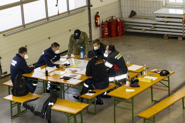 Im Team mit Lagekarte und Funkgeräten ein Übungsszenario abarbeiten. | Foto: Erwin Leimlehner