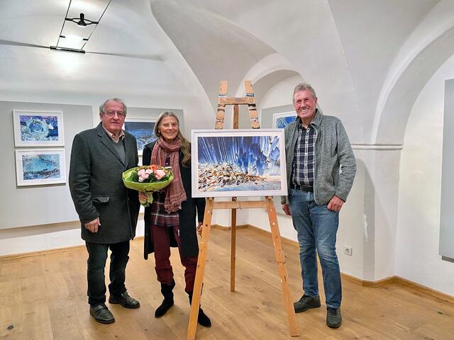 Ausstellungseröffnung: Galerist Wilfried Kuß (links), Künstlerin Hadwig Schindler-Hopfgartner und Sachsenburgs Bürgermeister Wilfried Pichler. | Foto: privat