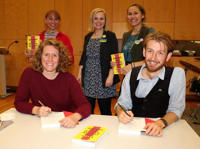 Die Autoren Katharina Rogenhofer und Florian Schlederer mit Moderatorin Agnes Zauner (Mitte) und Helene Galbavy (l.) sowie Alina Koller (r.) von Fridays for Future Wiener Neustadt.