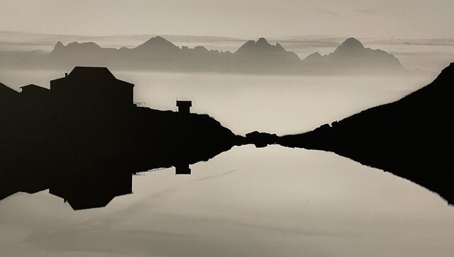 Bilder von Toni Niederwieser in der Raiffeisenbank. | Foto: Kogler