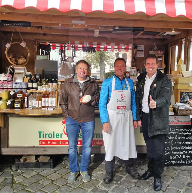 Toni Sandbichler, Josef "Beppo" Hechenberger und Wolfgang Obermüller (Gründer Tiroler Bauernstandl). | Foto: K. Wendling