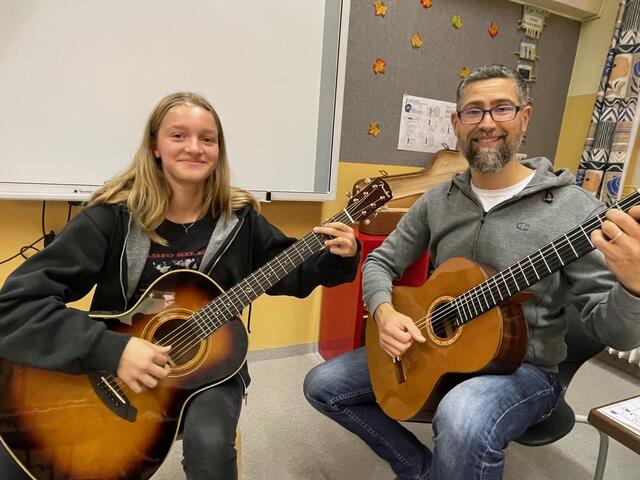 Die zwölfjährige Anouk Beinstein lernt in der Gitarrenklasse von Marian Kolarik an der Erzherzog Johann Musikschule Wies ihr Handwerk als Musikerin mit dem Zeug zu eigenen Songs. | Foto: Susanne Veronik