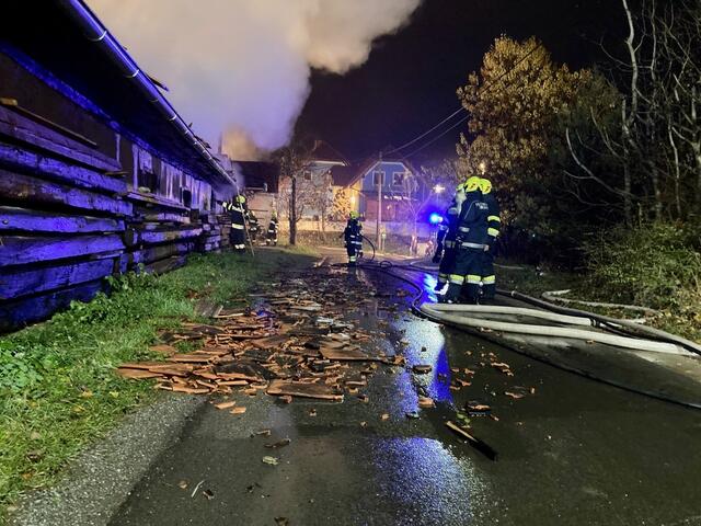 Die Nachlöscharbeiten beim Gebäudebrand in Preding dauerten bis in die Nachtstunden an | Foto: BFVDL